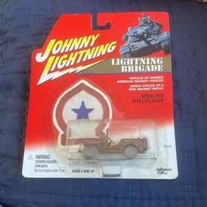 NIB Johnny Lightning Brigade Brown WWII MB Willys Jeep w/Sticker MIL001 US 1/64